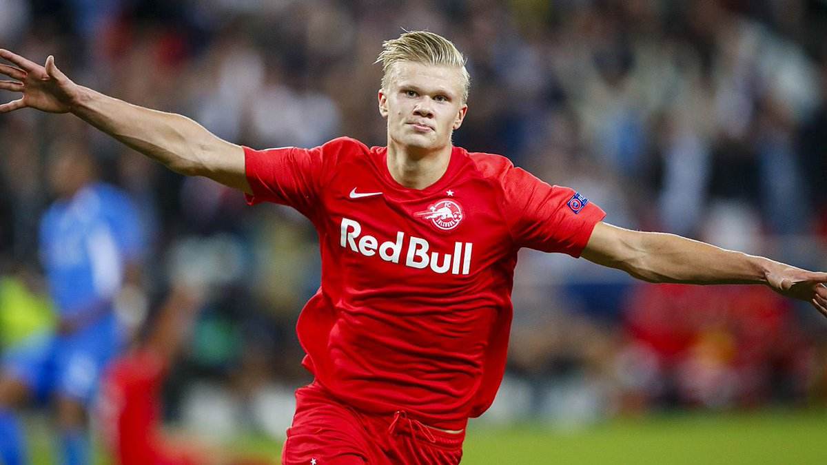 韩国女星穿曼联曼城球衣聚餐。左边是韩国国门金承奎...（韩国女星穿曼联与曼城球衣同桌聚餐，左侧为韩国国门金承奎）