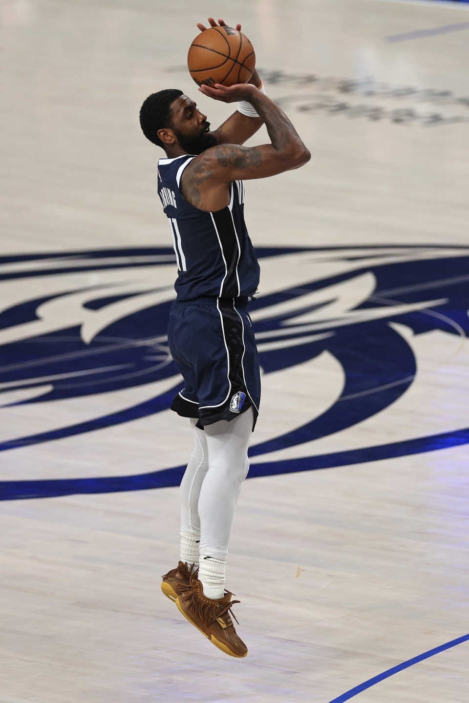 德媒：由于手指受伤，诺伊尔近两场都佩戴特制的四指手套参赛（德媒：手指伤势影响，诺伊尔连续两场戴特制四指手套出战）