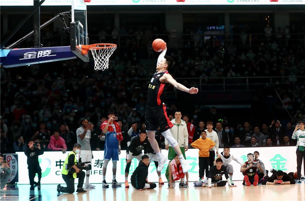 姆巴佩续约风波再度引发热议（姆巴佩续约争议再度引爆舆论）