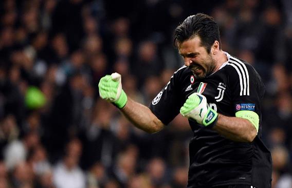 “苏超”冠军的排面，泰州市委书记和市长更衣室祝贺泰州夺冠（泰州加冕“苏超”冠军，市委书记、市长走进更衣室致贺）