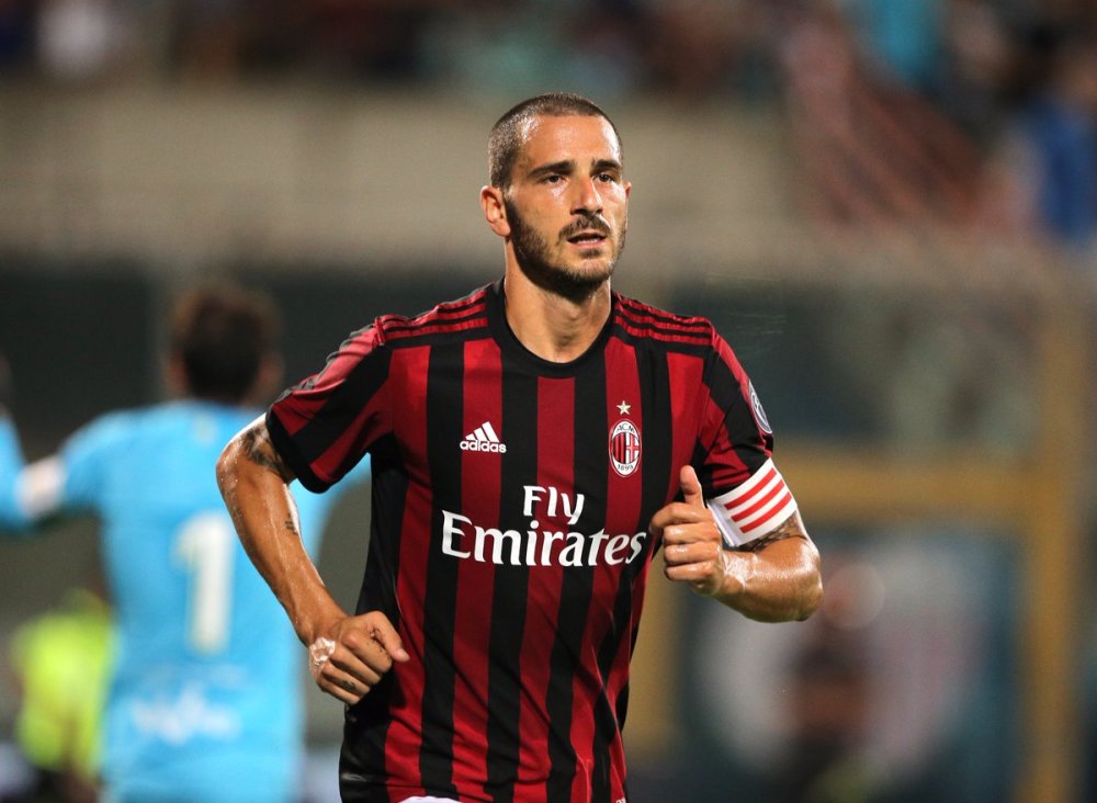 霍伊伦德梅开二度 那不勒斯击败尤文后登上意甲榜首（霍伊伦德双响 那不勒斯击退尤文登顶意甲榜首）